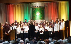 Der Jugendchor beis seinem ersten Auftritt bei der Jahresfeier 2016